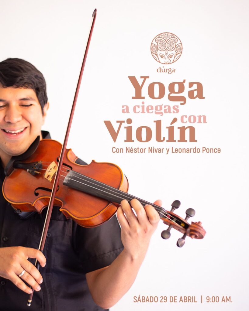 Leo Ponce, violista mexicano, en sesión de yoga